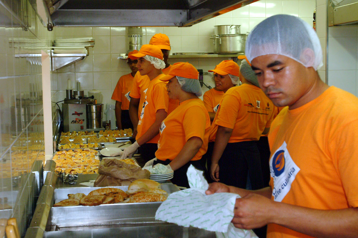 Lanchonete-escola, primeira etapa do projeto Restaurante Escola da Assemblia Legislativa de formao profissionalizante para jovens carentes<a style='float:right;color:#ccc' href='https://www3.al.sp.gov.br/repositorio/noticia/03-2008/fausto lanchonete.jpg' target=_blank><i class='bi bi-zoom-in'></i> Clique para ver a imagem </a>